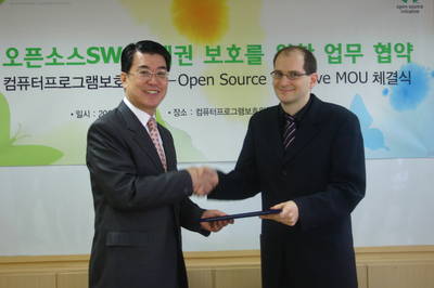 Mr Koo and Dr Michlmayr signing MOU